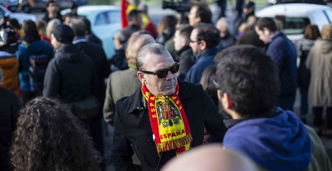 Un hombre porta una bufanda con un bandera franquista en el cementerio de  Mingorrubio-El Pardo. / Jairo Vargas