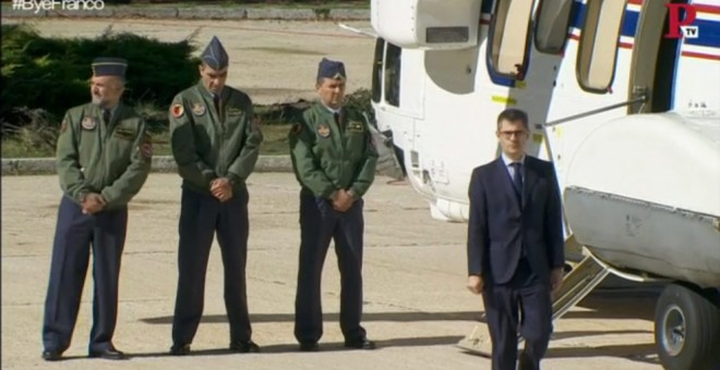 Imagen de los pilotos que trasladarán los restos del dictador