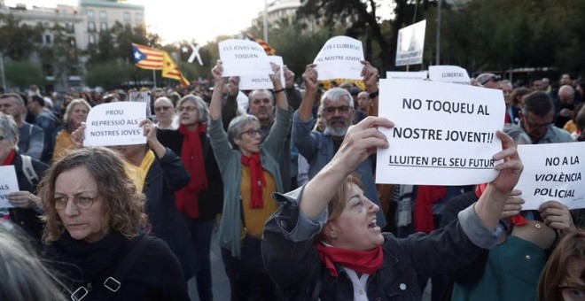 Centenars de persones han participat a l'acte 'No toqueu el nostre jovent'. EFE / JESÚS DIGES