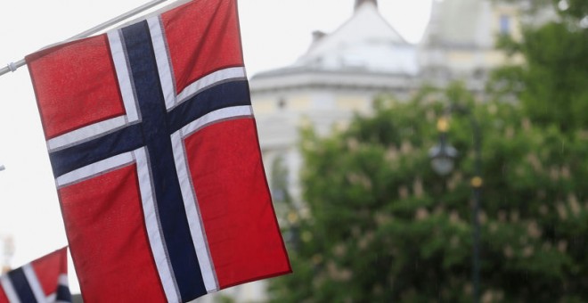 Las banderas noruegas ondean en la calle Karl Johans en Oslo. REUTERS/Ints Kalnins