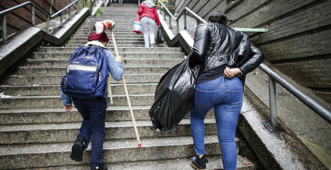 Transeúntes en las citadas escaleras del Bronx de Nueva York en un día corriente. / EFE