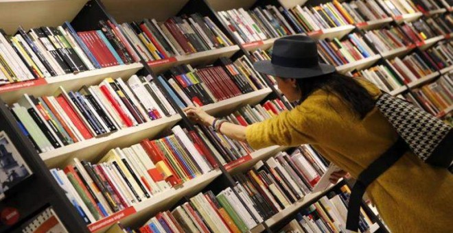 Interior de una librería.- EFE