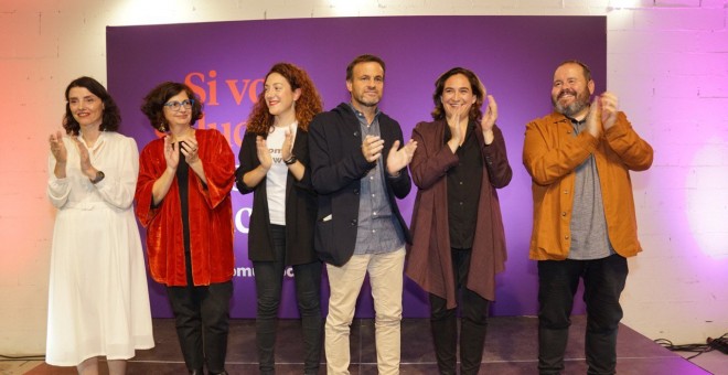 El candidat al Congrés dels Diputats, Jaume Asens, amb la candidata al Senat, Rosa Lluch, i l'alcaldessa de Barcelona, Ada Colau, durant l'obertura de campanya per a les eleccions espanyoles del 10 de novembre. En Comú Podem