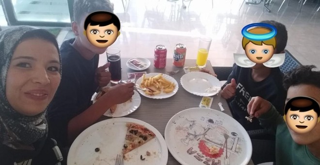 Nur Houda y los niños comiendo en una pizzería tras ser expulsados del McDonald's