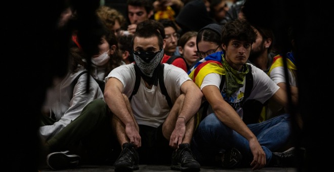 Manifestants a l'aeroport del Prat el passat 14 d'octubre, en la primera gran acció del Tsunami Democràtic contra la sentència del Procés. EUROPA PRESS / DAVID ZORRAKINO