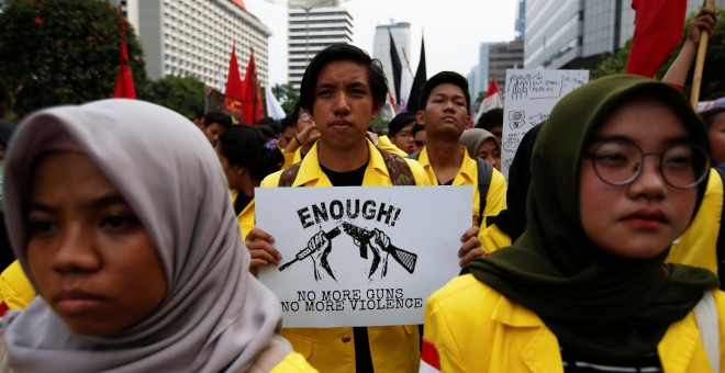 Estudiantes universitarios indonesios manifestándose el pasado octubre en la capital, Jakarta. / Reuters