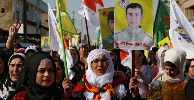 Manifestantes kurdos marchan hacia la sede de Naciones Unidas en Qamishli, Siria. / Reuters