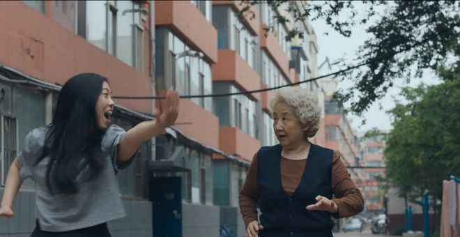 Awkwafina y la veterana actriz china Zhao Shuzhen.