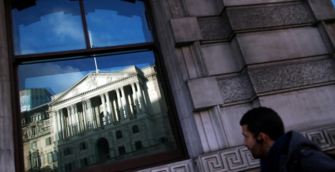 La sede del Banco de Inglaterra en la City londinense se refleja en el cristal de una ventana de un edificio cercano. REUTERS/Hannah McKay/