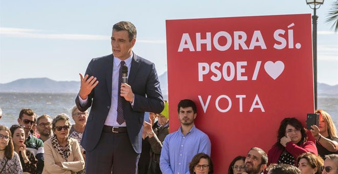 Pedro Sánchez, en un hostal balneario de Los Alcázares. / CRISTÓBAL OSETE (EFE)