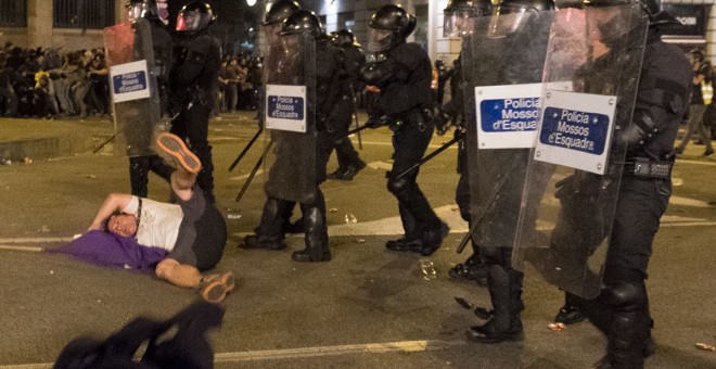 Carga de un destacamento de la BRIMO de los Mossos d'Esquadra en Via Laietana. GUILLEM SANS