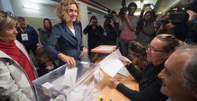 La cabeza de lista del PSC por Barcelona, Meritxell Batet, vota en un colegio de Barcelona en las elecciones generales. EFE/Marta Pérez