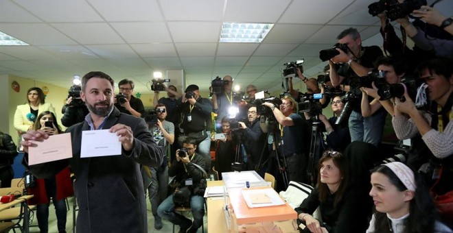 El líder de Vox, Santiago Abascal, en el colegio electoral donde votó hoy en Madrid en la jornada electoral en la que más de 37 millones de españoles están llamados a elegir este domingo un parlamento que rompa el bloqueo político del país, que encara su