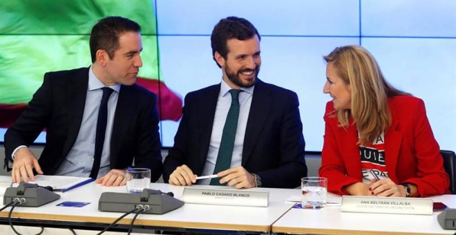 El presidente del Partido Popular, Pablo Casado,c; el secretario general de la formación, Teodoro García Egea,iz.,y lña vicesecretaria de Organización, Ana Beltrán,d., . durante la reunión de Comité Ejecutivo Nacional del PP, celebrado hoy en la sede del