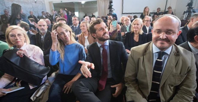 Cayetana Álvarez de Toledo amb Pablo Casado i el president del PP a Catalunya, Alejandro Fernández, en un acte de campanaya. EFE / MARTA PÉREZ.