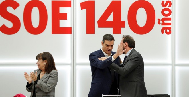 El secretario general del PSOE, Pedro Sánchez, conversa con el portavoz de la Comisión, Óscar Puente (d), al inicio de la reunión de la Comisión Ejecutiva Federal celebrada este lunes en la sede de Ferraz. EFE/Emilio Naranjo