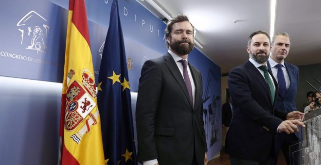 El presidente de Vox, Santiago Abascal (c), acompañado del secretario general de Vox Javier Ortega Smith (d), y el portavoz del Grupo Parlamentario de Vox Iván Espinosa de los Monteros (i), este miércoles en el Congreso. /EFE