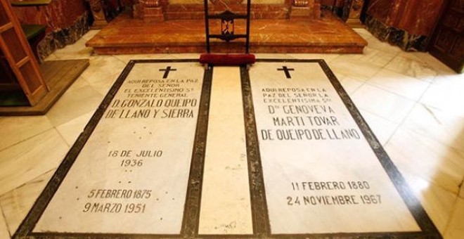 Tumba de Queipo de Llano en la entrada de la Basílica de la Hermandad de la Macarena