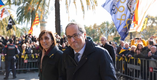 Torra, al costat de la seva dona, Carola Miró, abans d'entrar al TSJC. EUROPA PRESS / PAU VENTEO