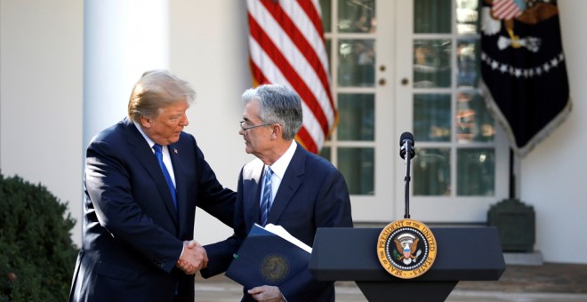 El presiodente de EEUU, Donald Trump, estrecha la mano de  Jerome Powell, enm los jardines de la Casa Blanca, tras anunciar su nominación para presidir la Reserva Federeal, en noviembre de 2017. REUTERS/Carlos Barria