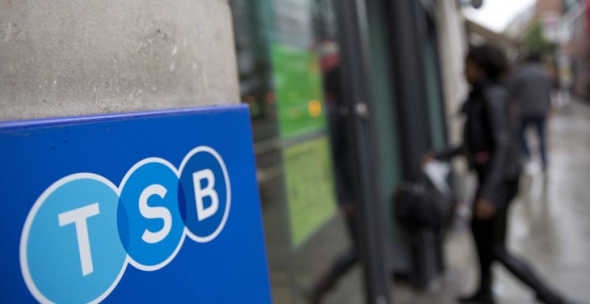 Una mujer entra en una sucursal del banco TSB en Londres. REUTERS/Neil Hall