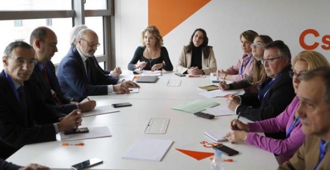 La portavoz del Ciudadanos en el Congreso, Inés Arrimadas (c, dcha), y la portavoz de Educación de este grupo parlamentario, Marta Martín (c, izda.), se reúnen con las asociaciones relacionadas con la escuela concertada -Canae, Concapa, Uso, Cofapa, Escu