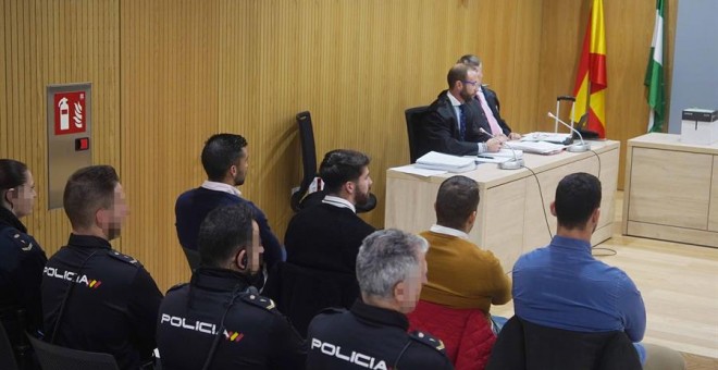 Los miembros de La Manada (izq a dcha), Manuel Guerrero, Jesús Escudero, José Ángel Prenda y Alfonso Jesús Cabezuelo, sentados en la sala de la Audiencia de Córdoba donde se celebra el tercer día de juicio acusados de abusar de una chica en Pozoblanco (Có