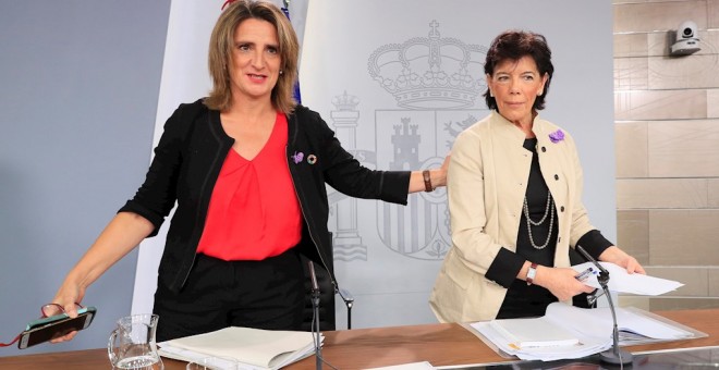 La ministra española en funciones para la Transición Ecológica, Teresa Ribera (i) y la portavoz del gobierno en funciones, Isabel Celaá al comienzo de la rueda de prensa tras el Consejo de Ministros. EFE/Fernando Alvarado