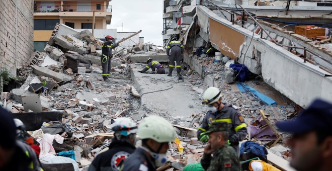 El personal de emergencia busca sobrevivientes en un edificio derrumbado en Durres, después de que un terremoto sacudió Albania, el 28 de noviembre de 2019. REUTERS / Florion Goga