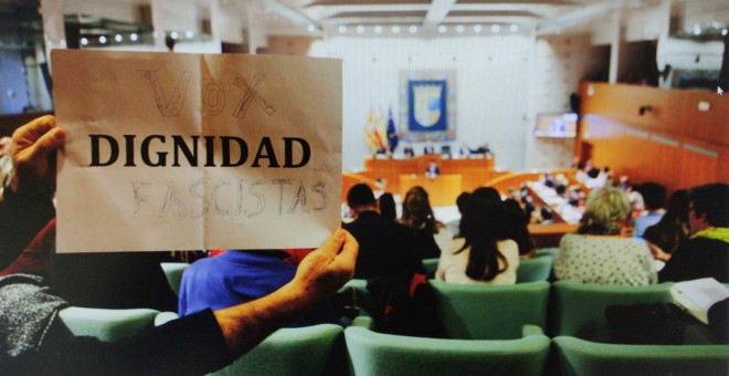 Representantes de las asociaciones memorialistas aragonesas asistieron en las Cortes al debate sobre la Ley de Memoria Democrática.