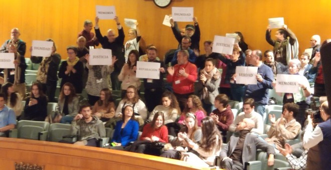 Representantes de las asociaciones memorialistas aragonesas asistieron en las Cortes al debate sobre la Ley de Memoria Democrática.