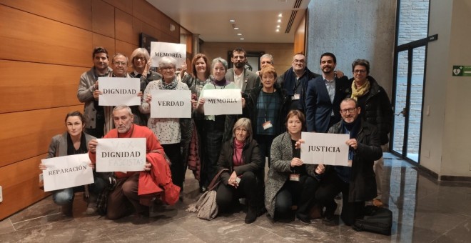 Los diputados de la izquierda que intervinieron en el debate se reunieron con los representantes de las asociaciones memorialistas aragonesas en las Cortes.