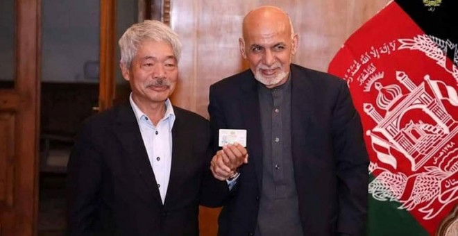 El doctor Tetsu Nakamura junto al presidente de Afganistán, Ashraf Ghani, en una imagen de archivo. (REUTERS)