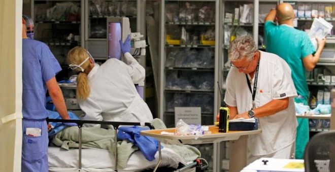 Médicos y enfermeras tratan a un paciente en el Ryder Trauma Center, del Jackson Memorial Hospital, en Miami (Florida, EEUU). REUTERS / Joe Skipper