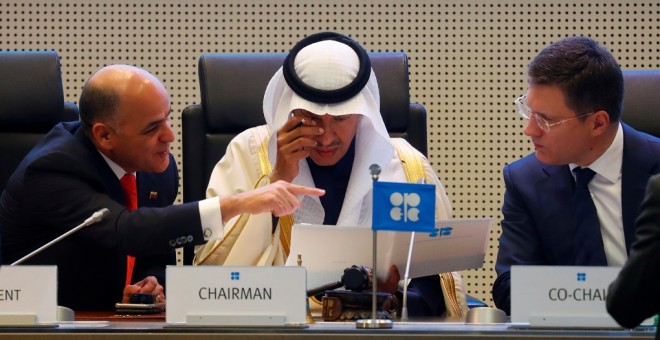 El ministro de Petroleo de Venezuela, Manuel Quevedo, el ministro de Energía saudí,príncipe Abdulaziz bin Salman Al-Saud, y el ministro ruso de Energía, Alexander Novak, al comienzo de la cumbre de la OPEP+ (el cártel más sus aliados), en Viena. REUTERS/L