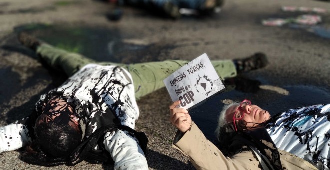 Un grupo de activistas protesta en la Cumbre del Clima por la presencia de empresas contaminantes./ Alejandro Tena