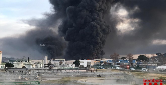 Columna de fum provocada per l'incendi a una planta de reciclatge de Montornès del Vallès. Bombers de la Generalita