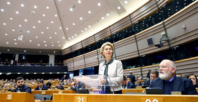 La presidenta de la Comisión Europea, Ursula von der Leyen, y el vicepresidente ejecutivo para el Pacto Verde, Frans Timmermans, presenta la propuesta del Ejecutivo comunitario en el pleno del Parlamento Europeo. REUTERS/Francois Lenoir