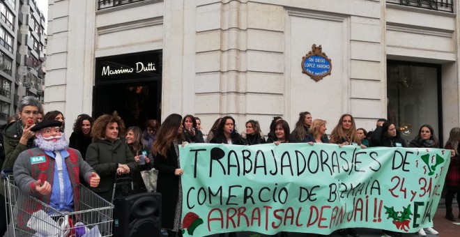 Militantes del sindicato ELA durante la movilización realizada este viernes en la Gran Vía de Bilbao. D.A.