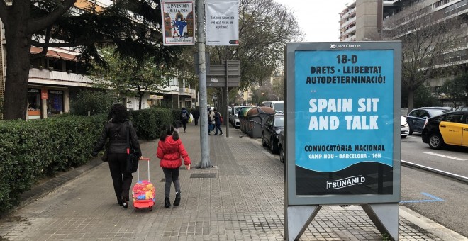 Cartell del Tsunami Democràtic a una marquesina de Barcelona convocant a l'acció d'aquest dimecres al Camp Nou. Tsunami Democràtic