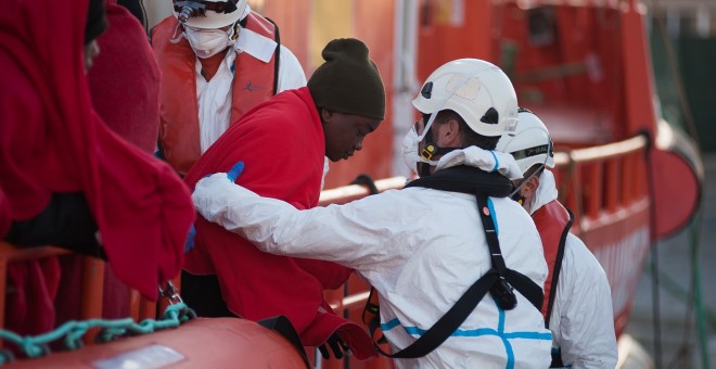 Imagen de archivo del rescate de una patera en el Mar de Alborán. EUROPA PRESS