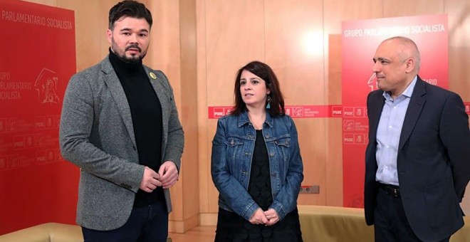 Imagen facilitada por el PSOE de la portavoz socialista en el Congreso, Adriana Lastra, y el diputado Rafael Simancas, durante la reunión que han mantenido este martes con el portavoz de ERC, Gabriel Rufián. /EFE