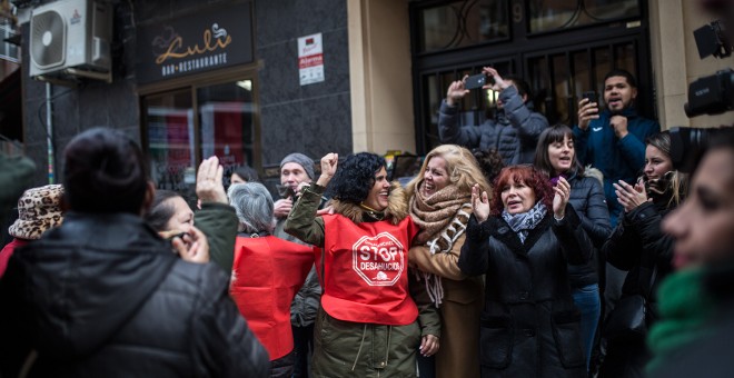 Vecinos y activistas celebran el aplazamiento del desahucio en tres edificios de la calles María de Guerrero, en el barrio de Comillas de Madrid.- JAIRO VARGAS