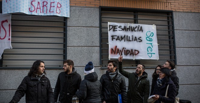 Afectados por el desahucio de la Sareb y activistas se concentran en la puerta de los pisos de la calle María Guerrero de Madrid.- JAIRO VARGAS