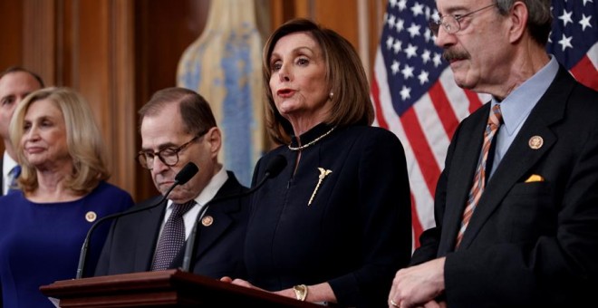 La presidenta de la Cámara de Representantes de EEUU, la demócrata Nancy Pelosi, atiende a los medios tras la aprobación del 'impeachment' contra Trump. /EFE