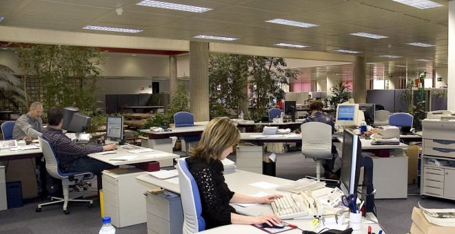 Trabajadores de una oficina bancaria. E.P.