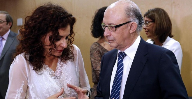 El ministro de Hacienda de Rajoy, Cristóbal Montoro, y la responsable de la cartera con Sánchez, María Jesús Montero. | EFE