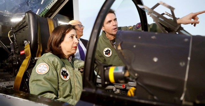 La ministra de Defensa en funciones, Margarita Robles, durante su visita a la Base Aérea de Torrejón de Ardoz para conocer las características y funcionamiento del simulador C15, del Ala12. EFE/Ballesteros