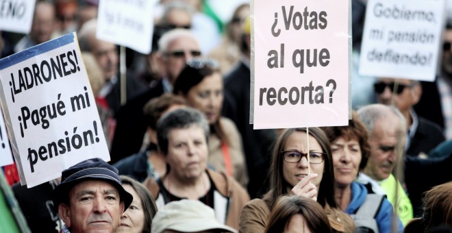 Asistentes a la manifestación en defensa de las pensiones, en Madrid, el pasado octubre de 2019. E.P./Eduardo Parra