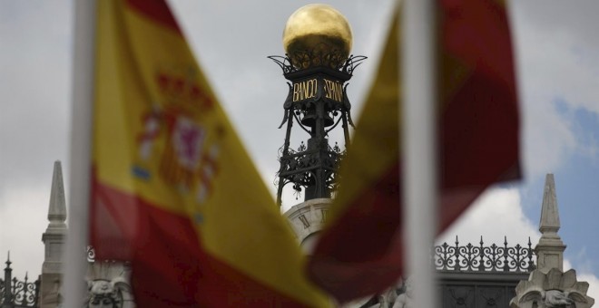 La cúpula del Banco de España entre banderas españolas. REUTERS/Sergio Pérez